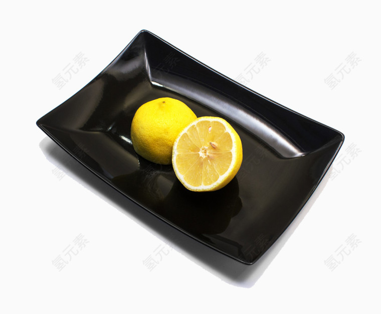 西餐盘上的柠檬