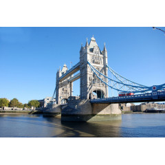 蓝天里的伦敦塔桥
