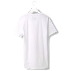 一件纯白色T恤的背面