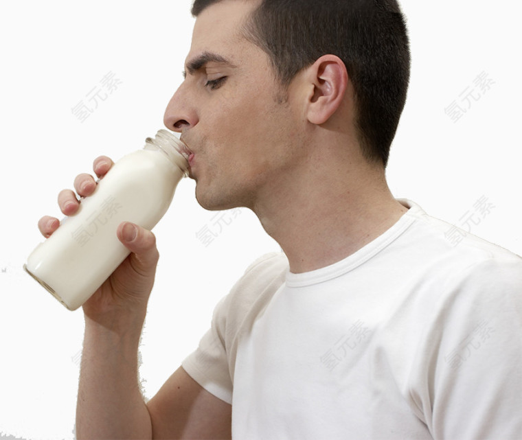 喝牛奶的男人