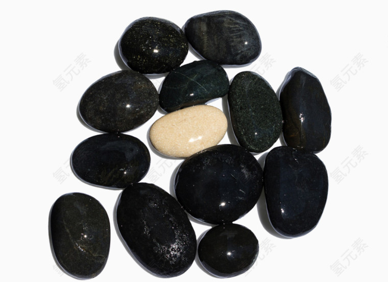 黑色石头围绕白色石头