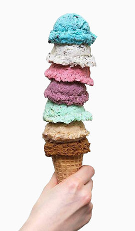 手握着的层叠冰淇淋