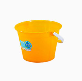 桔黄色的塑料桶