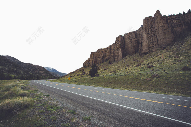 山脚下的公路