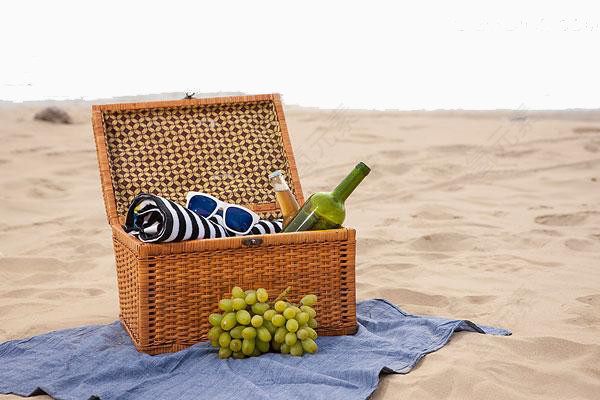 野餐篮葡萄毛巾沙滩背景海滩