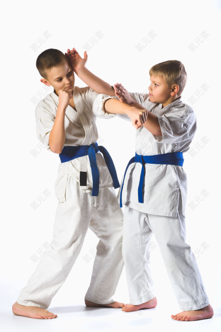 练习跆拳道的儿童