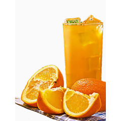 切开的橙子与大冰块橙汁