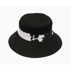 黑花带帽子