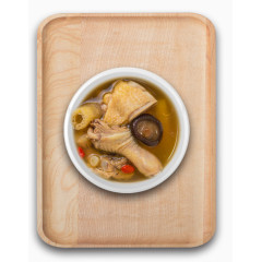 盘子中的一碗香菇鸡肉汤