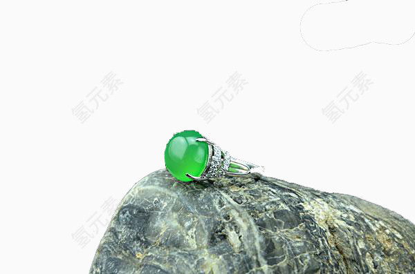 石头上的绿戒指
