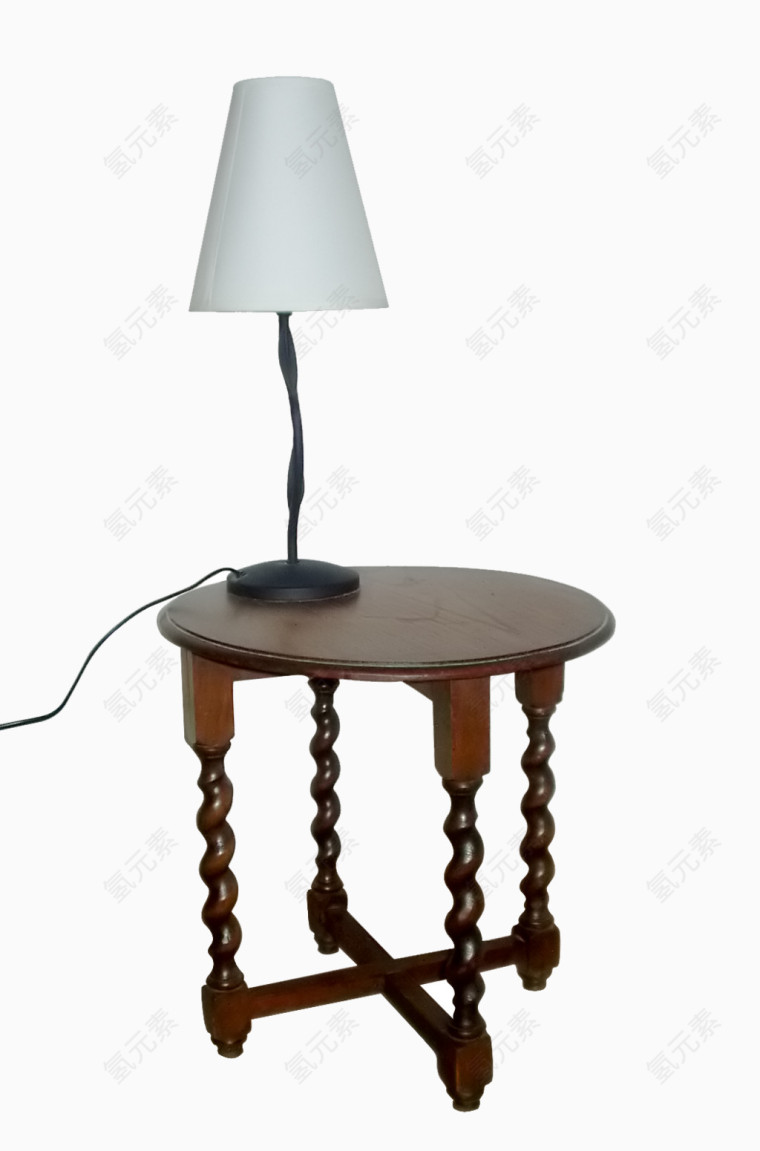 桌子和台灯