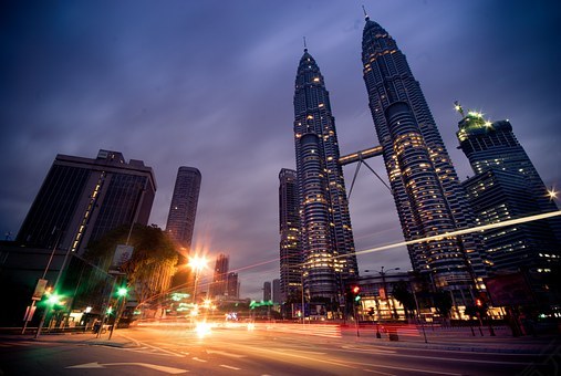 吉隆坡,国家石油公司双子塔,马来西亚,吉隆坡城市中心,蓝色小时,夜灯,